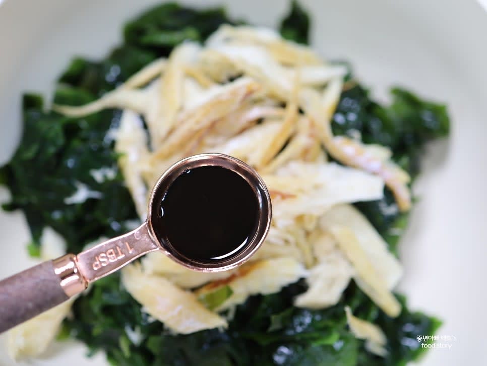 냄비에 미역과 황태채를 넣고 국간장 1/2T, 멸치 액젓 1T를 넣어 조물조물 양념이 배게 무쳐줍니다.