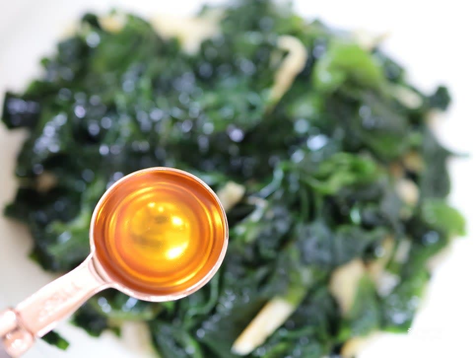 들기름 2T를 냄비에 두르고 양념한 미역과 황태를 센 불에서 3~5분간 볶아줍니다.