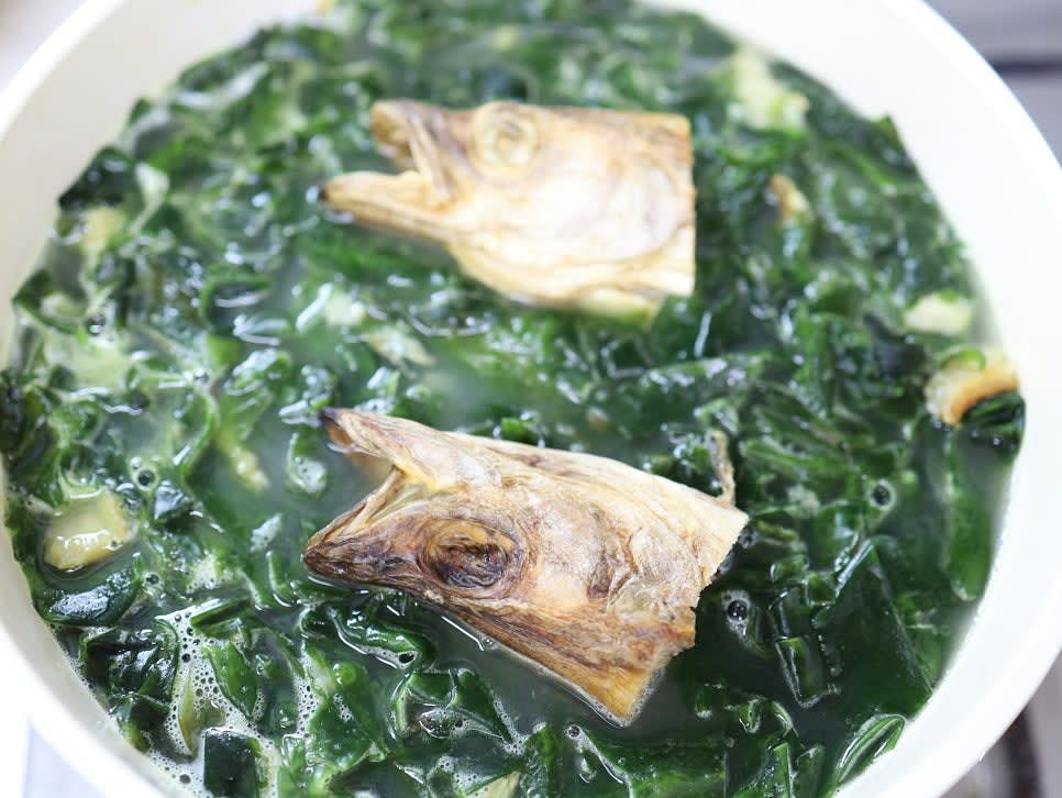 쌀뜨물 1000ml와 생수 500ml를 넣고 끓입니다. (육수 맛을 강화하기 위해 북어 머리를 추가할 수 있습니다.)