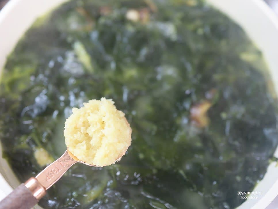 물이 끓으면 다진 마늘 1T와 연두 2T를 넣고 간을 맞춥니다.