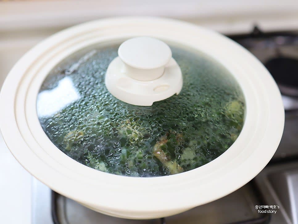 약불로 낮춘 후 뚜껑을 덮고 30분 이상 천천히 끓여줍니다. 더 깊은 맛을 원한다면 50분간 끓입니다.