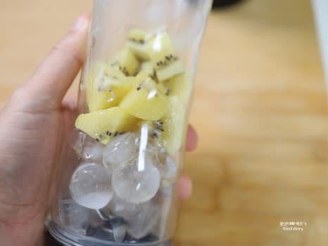 믹서기에 얼음 1/2컵을 추가합니다.