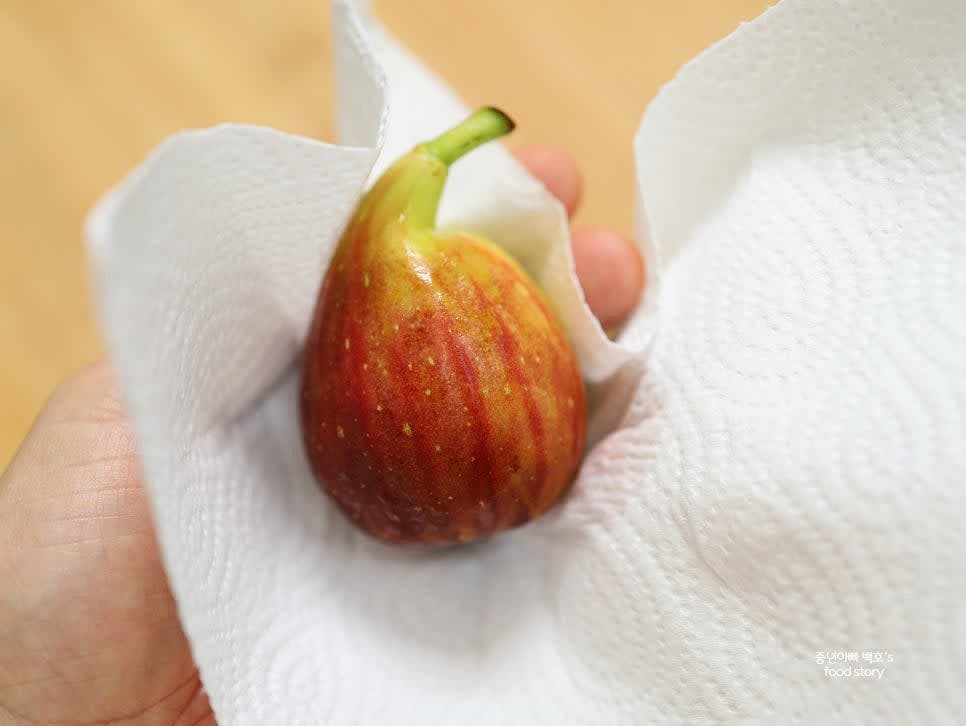 무화과를 깨끗이 씻고 키친타월로 물기를 제거합니다.