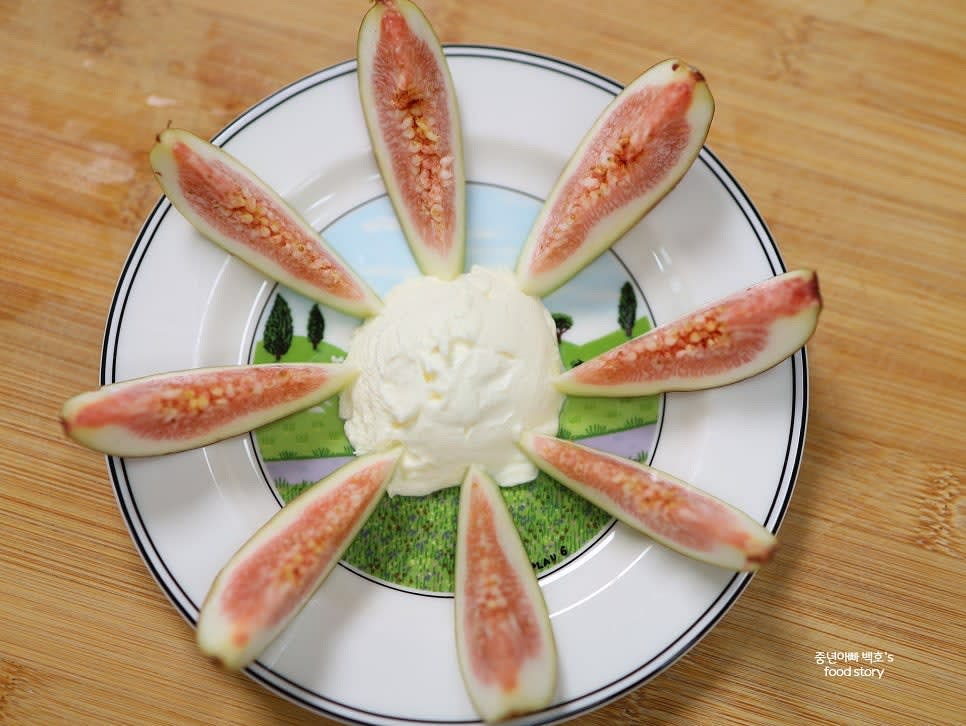 무화과를 8조각으로 길게 잘라 과육이 위로 보이게 배치합니다.