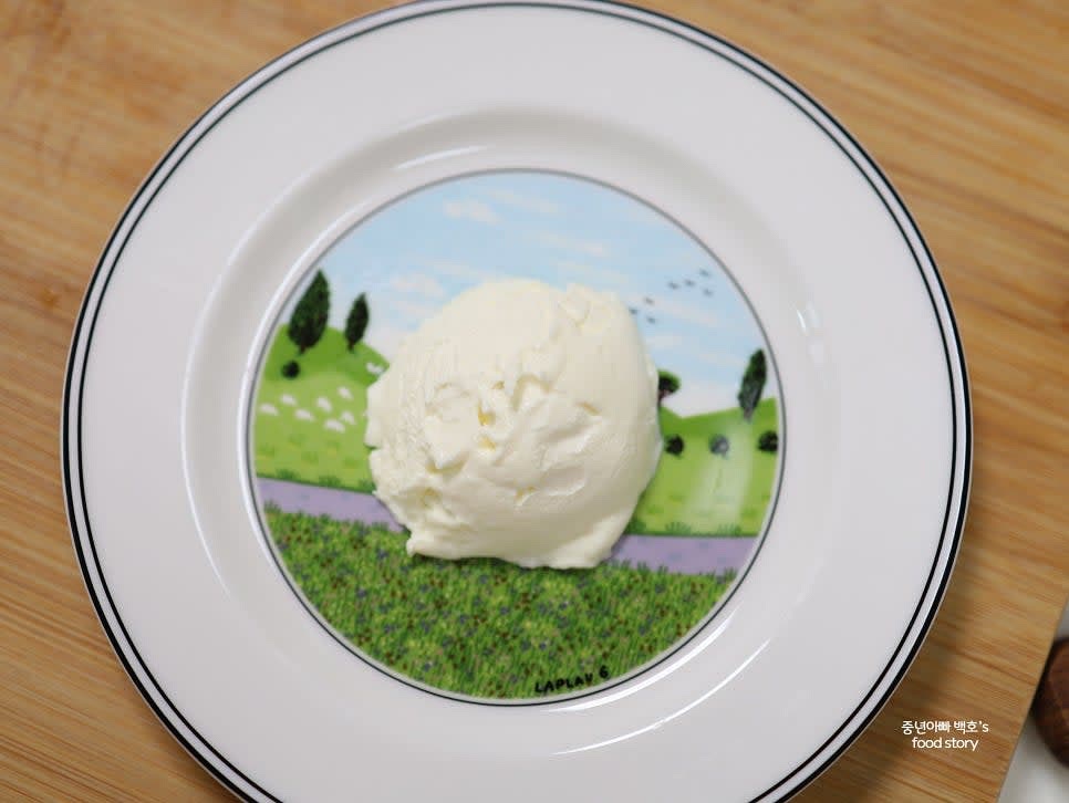 그릇 가운데에 크림치즈 1스푼을 올립니다.