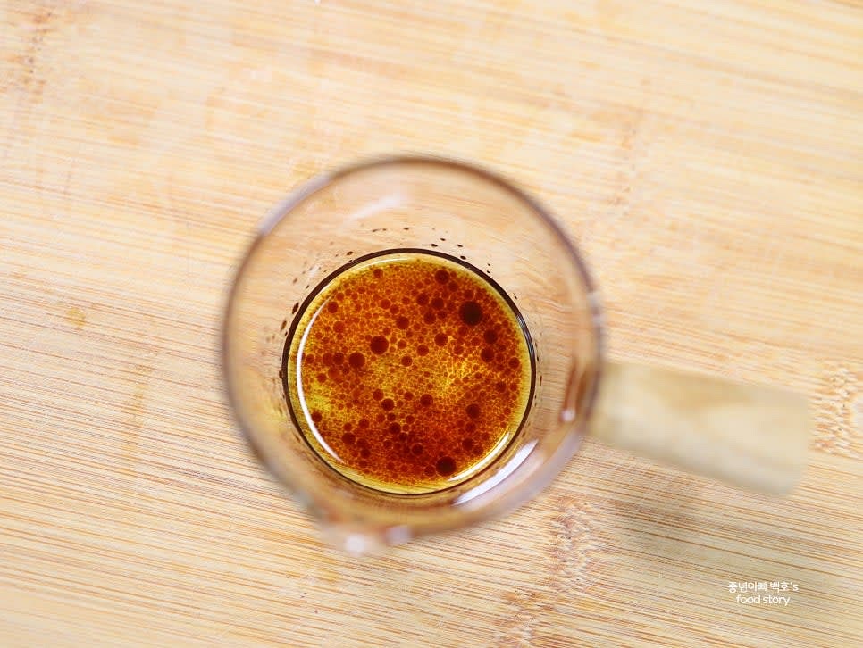 올리브오일 1스푼과 발사믹 식초 1/3스푼을 섞어 드레싱을 만듭니다.