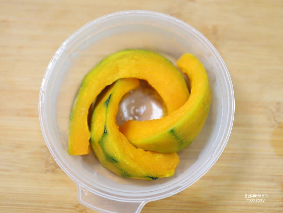 단호박을 껍질을 벗기고 조리하기 쉽게 정리한 후 전자레인지에서 3분간 익힙니다.