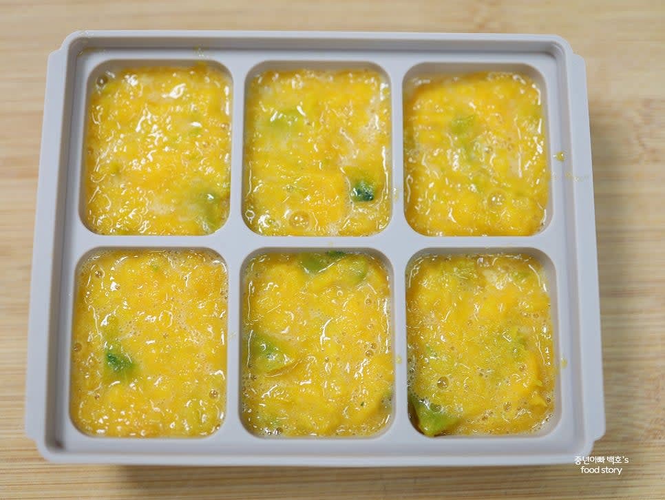 실리콘 틀에 반죽을 2/3 높이로 나누어 담습니다.