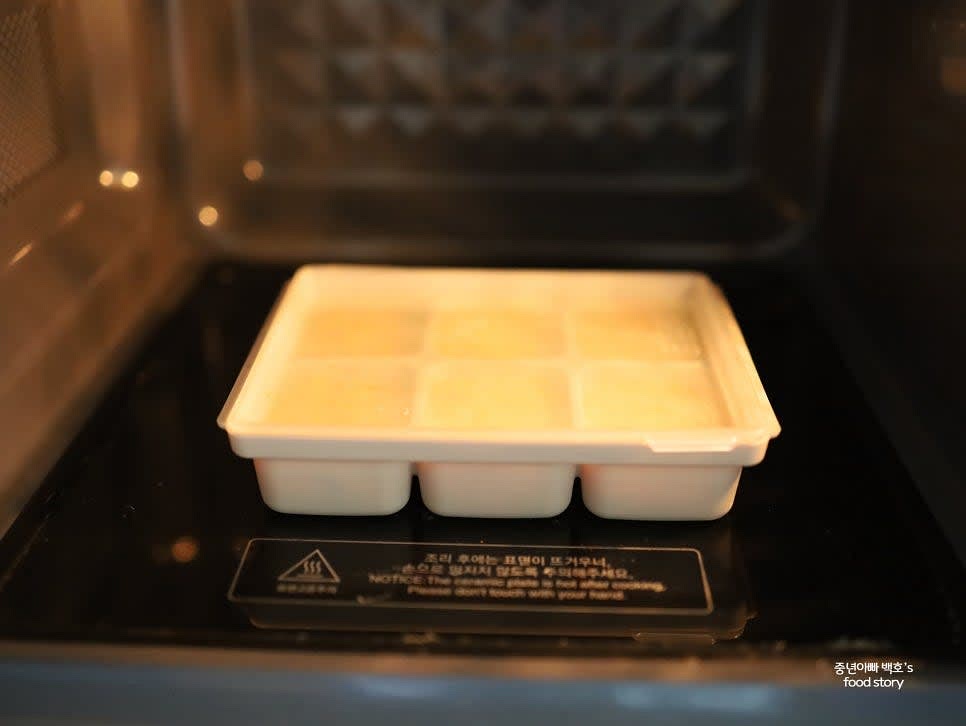 전자레인지에서 5분간 돌려 빵을 익힙니다.