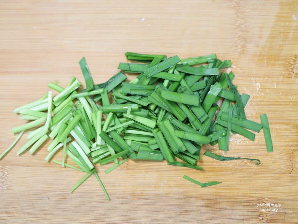 부추를 2~3센티 길이로 썰어 1컵 준비합니다.