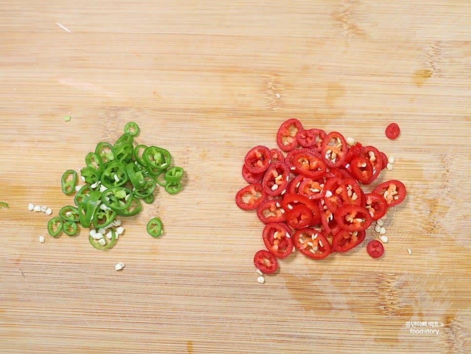 대파 1대를 송송 썰고, 청양고추와 홍고추는 얇게 썰어 준비합니다.