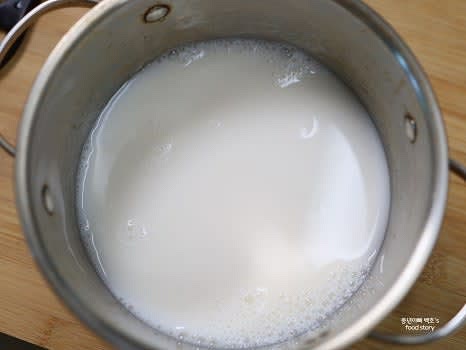 냄비에 시판 사골육수 2팩 (500g x 2)을 넣고 끓입니다.