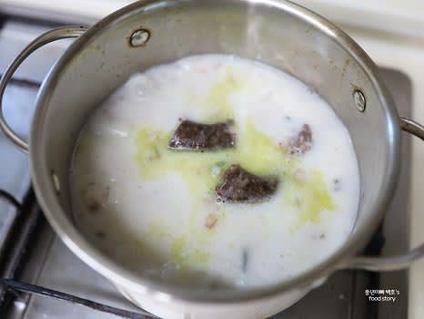 냉동 보관된 순대를 찜기에 쪄낸 후 사골육수가 끓으면 냄비에 넣습니다.