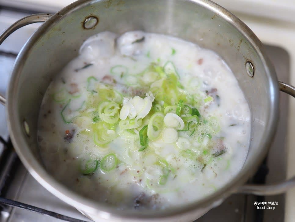 썰어둔 대파를 순대와 육수에 넣고 5분간 끓입니다.