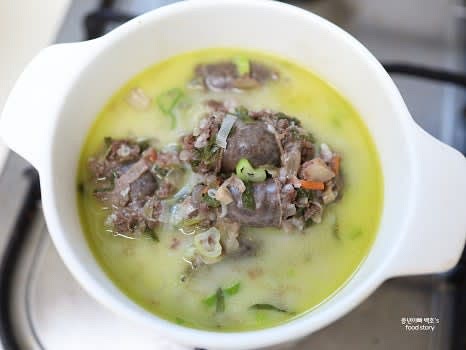 뚝배기에 밥 반 공기를 담고 국물과 건더기를 넉넉하게 올립니다.