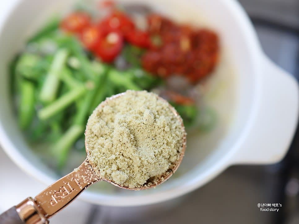 부추, 썰어둔 청양고추와 홍고추를 위에 올리고 다대기 1스푼과 들깨가루 1스푼을 추가합니다.