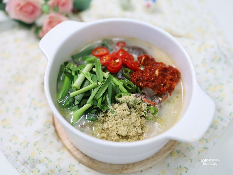 뚝배기를 센 불에 팔팔 끓여 완성합니다.