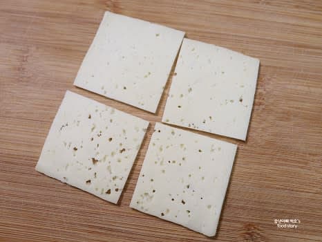 하바티 슬라이스치즈 1장을 꺼내 4등분으로 자릅니다.