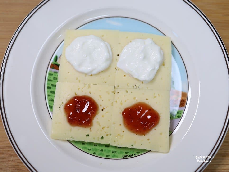 2개의 크래커 위에 그릭 요거트 1티스푼씩 올려줍니다.