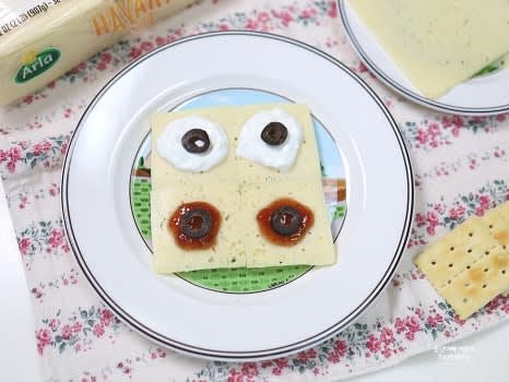 완성된 카나페를 접시에 담아 서빙합니다.