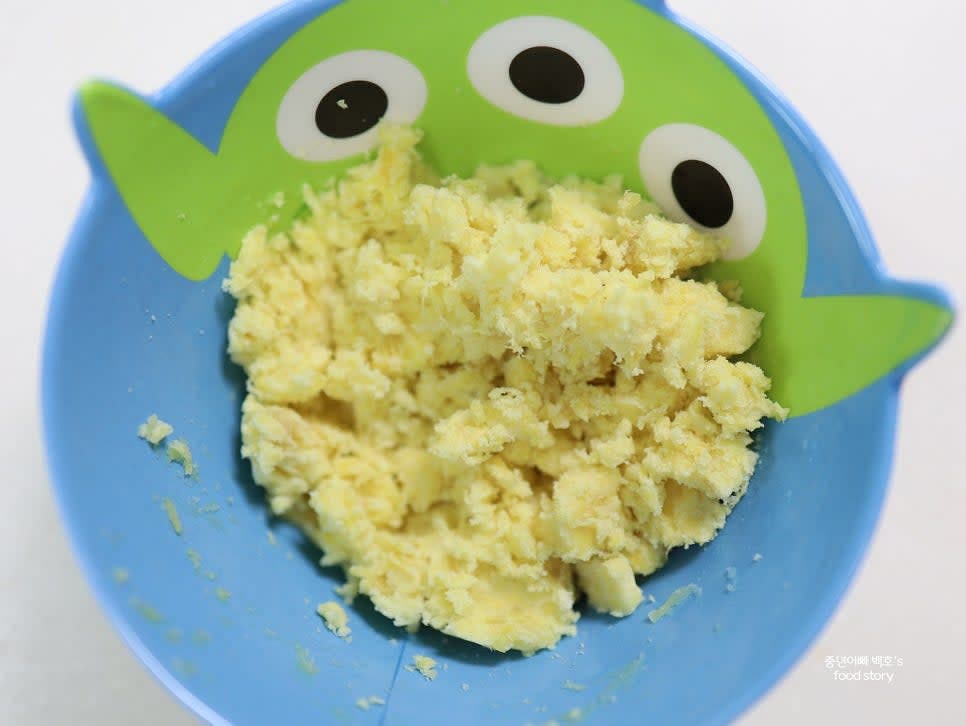 삶은 고구마를 포크로 으깨 줍니다.