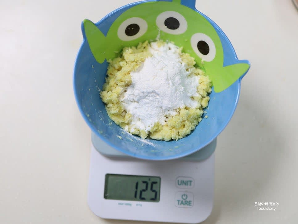 으깬 고구마에 쌀가루 15g을 넣고 섞어줍니다.