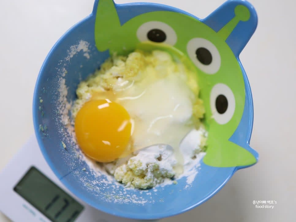 계란 1알과 우유 4스푼을 넣고 고루 섞어줍니다.