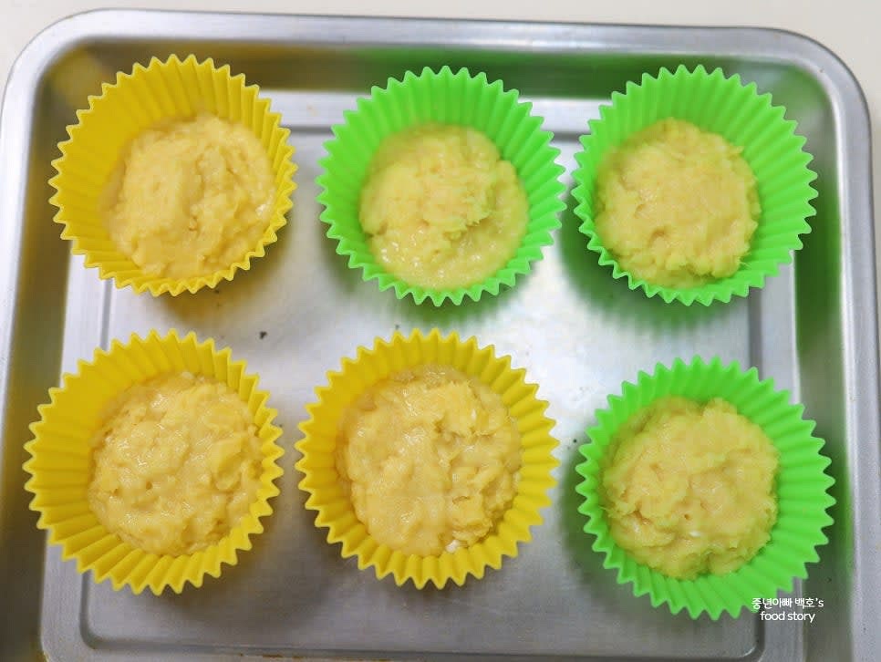 실리콘 빵틀에 2스푼씩 반죽을 담고, 크림치즈 1/2티스푼을 중앙에 올립니다.