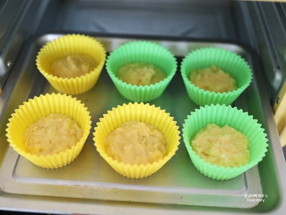 에어프라이어를 170도에서 5분간 예열한 후, 반죽을 넣고 170도에서 15분간 구워줍니다.