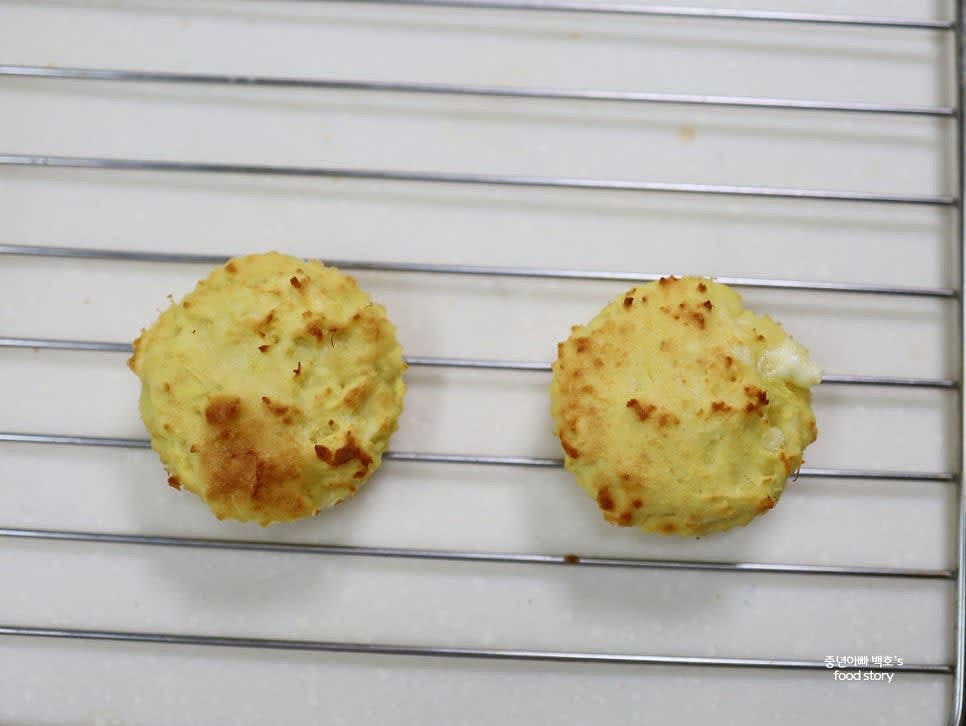 완성된 고구마빵을 틀에서 꺼내어 식힌 후 서빙합니다.