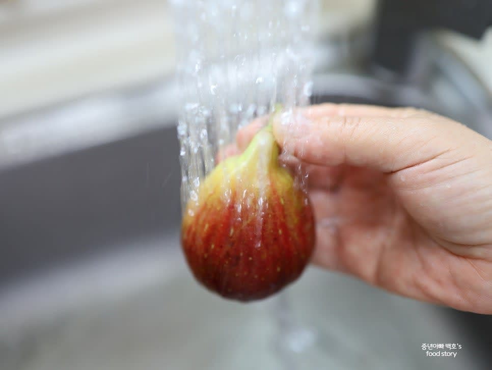 무화과를 흐르는 물에 깨끗이 씻은 후 키친타월로 물기를 제거합니다.
