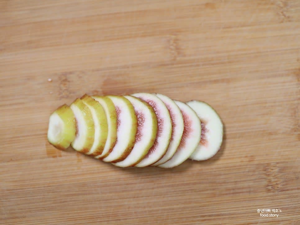 무화과를 얇게 동그랗게 썰어 준비합니다.