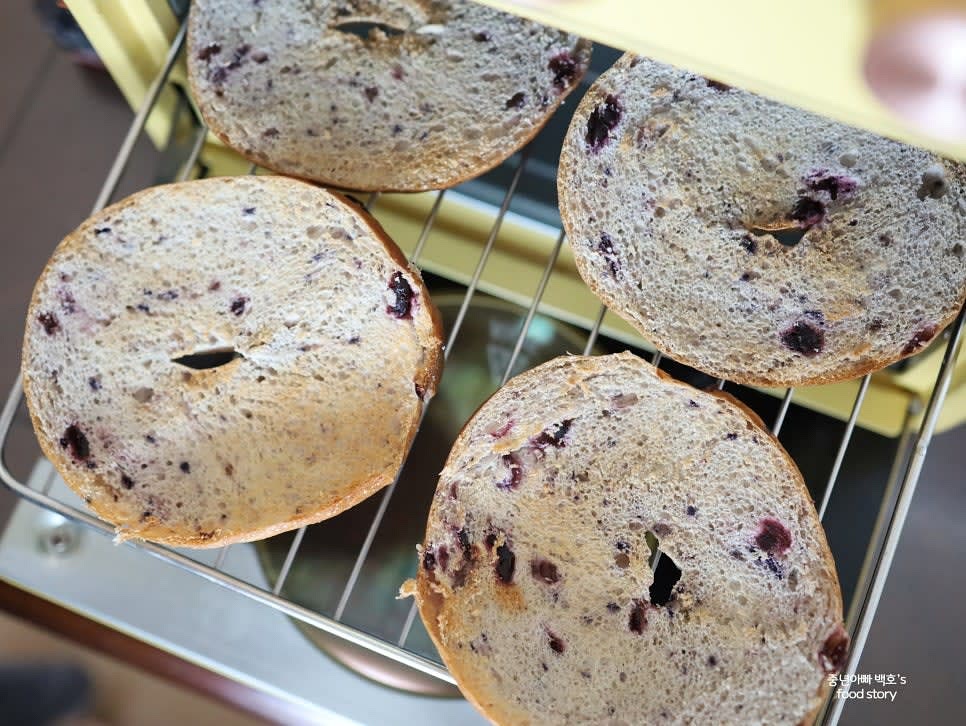 베이글을 반으로 자르고 에어프라이어나 토스터로 살짝 구워줍니다.