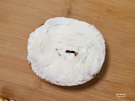 구운 베이글 위에 크림치즈를 골고루 발라줍니다.