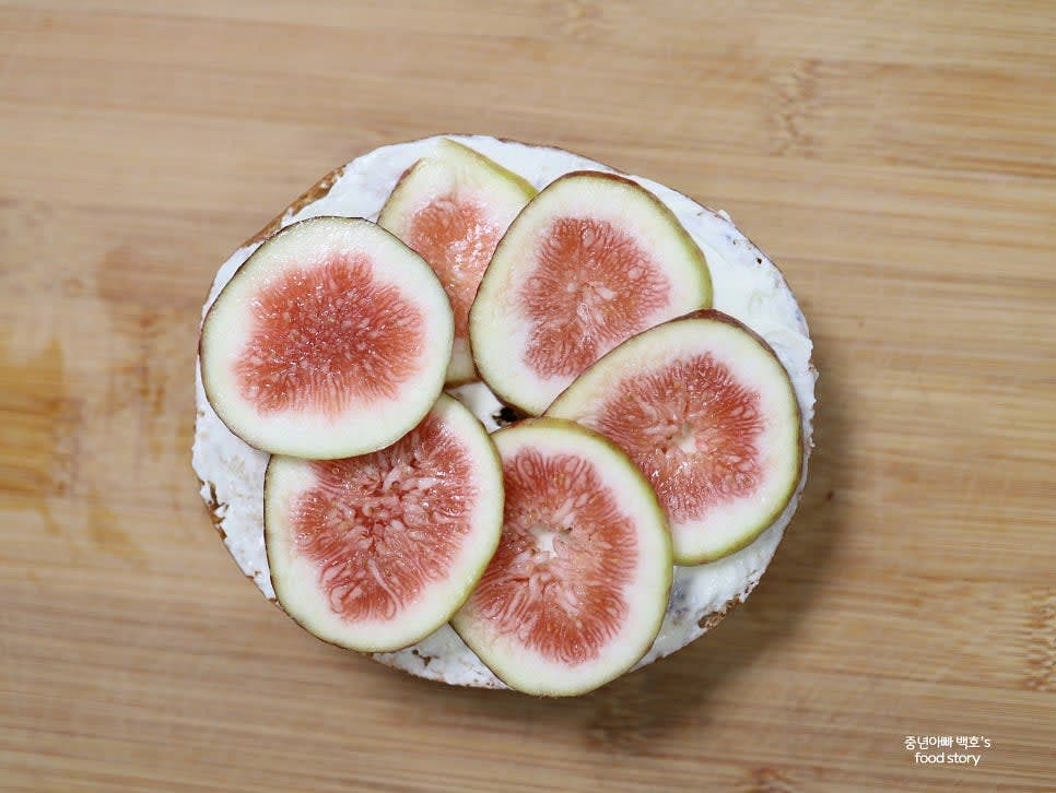 크림치즈 위에 얇게 썬 무화과를 골고루 올립니다.