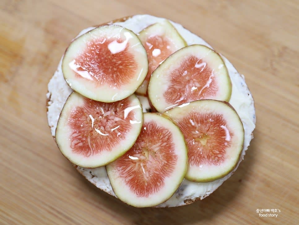 무화과 위에 아가베 시럽을 뿌리고 접시에 담아 완성합니다.