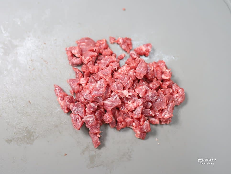 소고기의 핏물을 키친타월로 제거하고 작은 크기로 자릅니다.