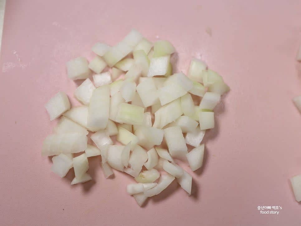 무와 양파는 소고기와 비슷한 크기로 자르고, 대파는 송송 썰어 준비합니다.