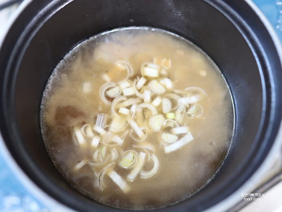 팔팔 끓으면 중약 불로 줄이고 다진 마늘과 대파를 넣고 뭉근하게 10분간 끓입니다.