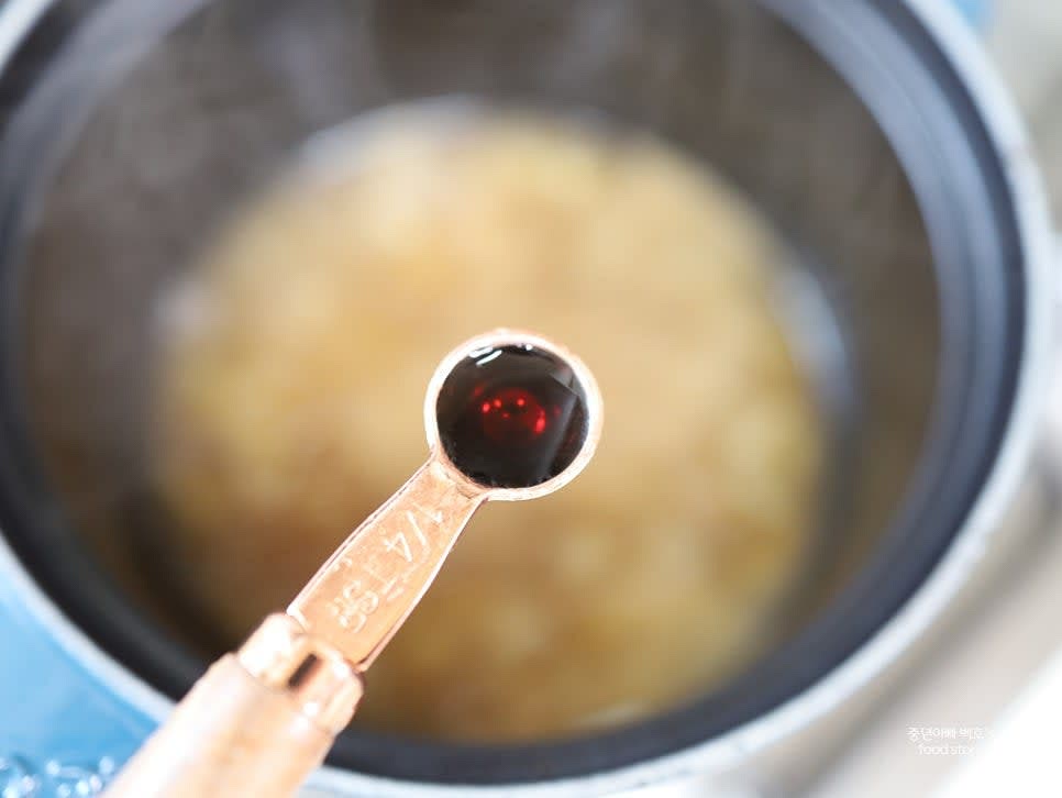 저염 국간장 1/4티스푼으로 간을 하고 5분간 더 끓입니다.