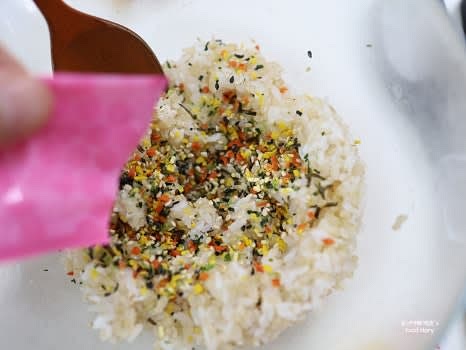 밥 한 공기에 제공된 소스와 참깨를 넣고 골고루 섞습니다.