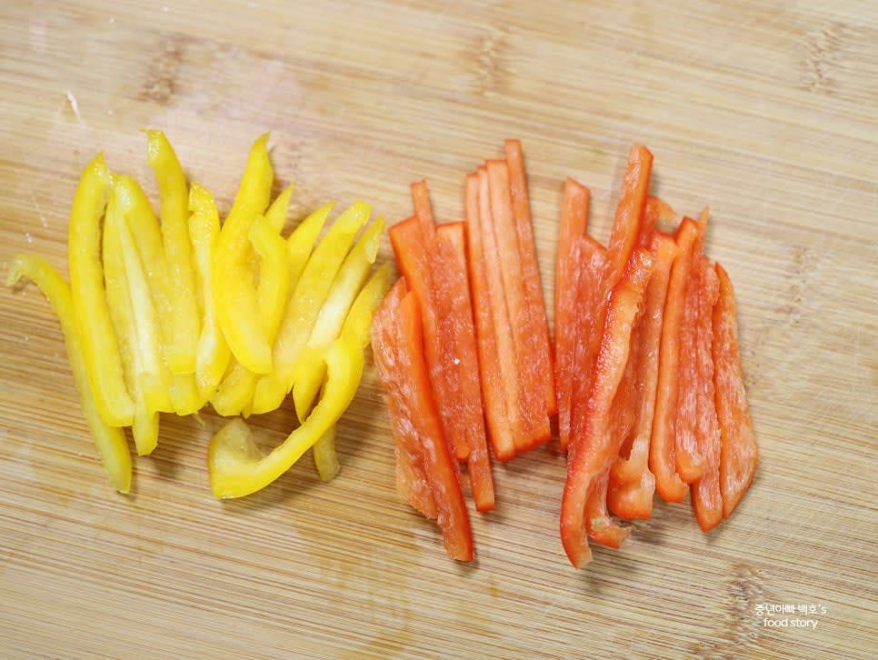 빨강 파프리카와 노랑 파프리카를 길게 채썰고, 오이와 크래미도 비슷한 길이로 자릅니다.