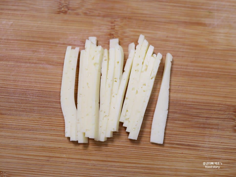 치즈 슬라이스를 적당한 길이로 자릅니다.