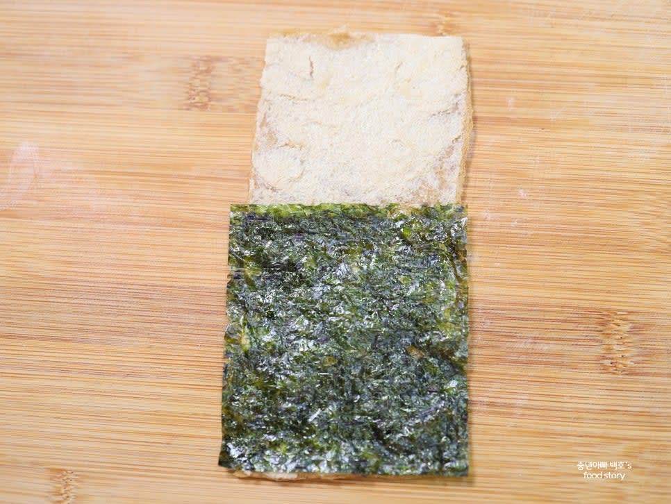 유부 롤을 펼치고 김 한 장을 올립니다.