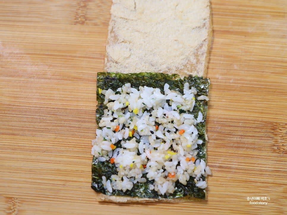 밥을 적당량 얹어 얇게 펴줍니다.