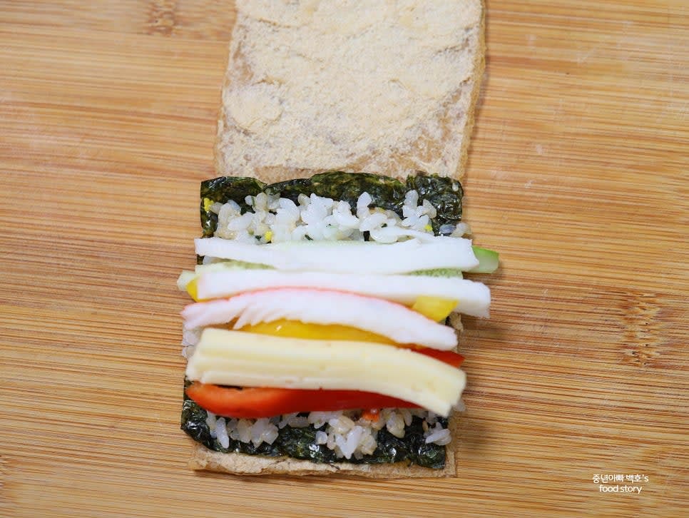 파프리카, 오이, 크래미, 치즈를 순서대로 올립니다.