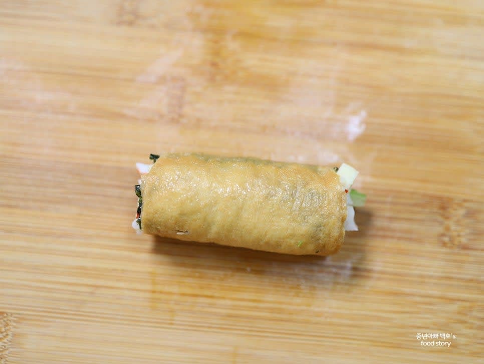 유부를 돌돌 말아 단단하게 고정합니다.