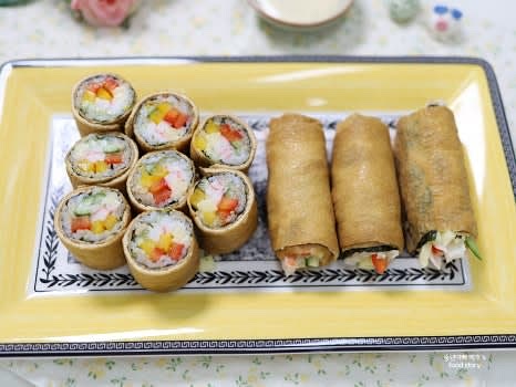 완성된 롤을 긴 상태로 그대로 먹거나 반으로 잘라 제공합니다.