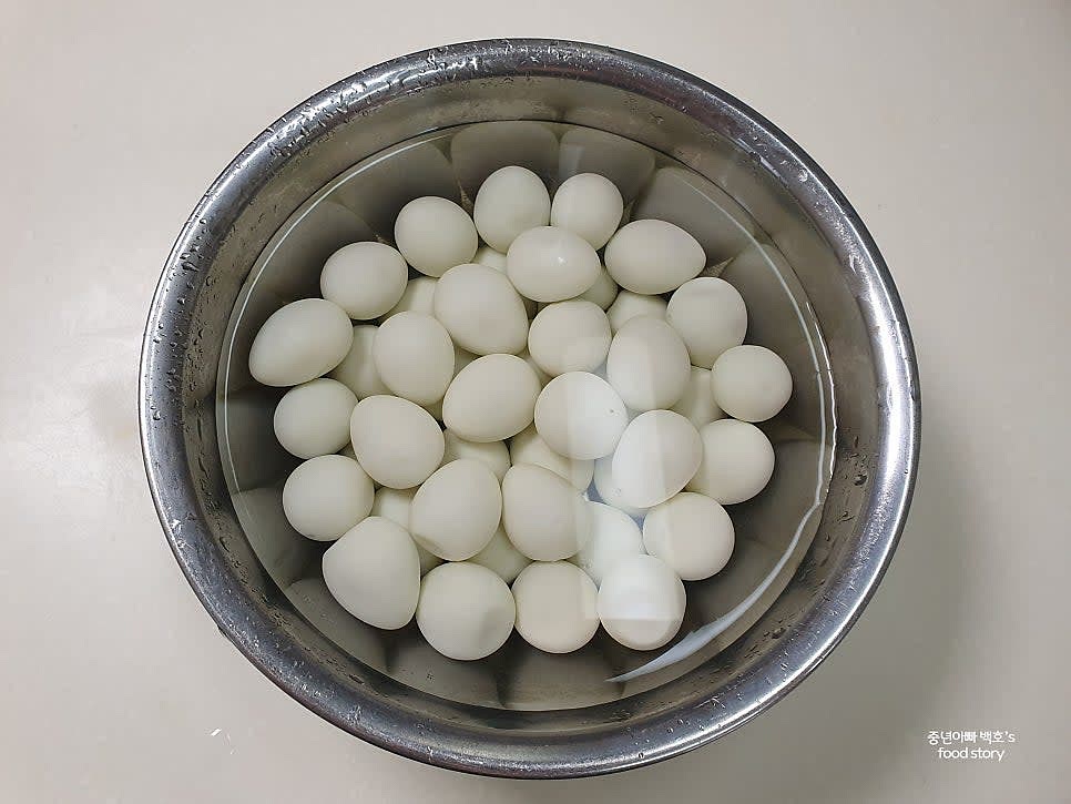 깐 메추리알을 흐르는 물에 깨끗이 씻은 후, 물에 30분간 담가 보존액을 제거합니다.