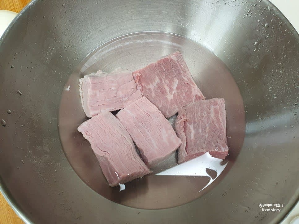 우둔살을 흐르는 물에 씻은 후 적당한 크기로 잘라 핏물을 제거합니다.